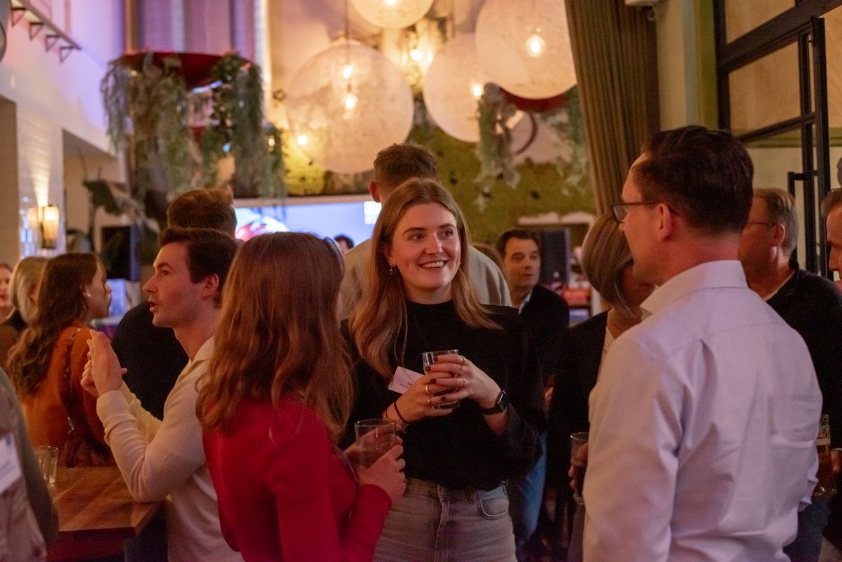 Gasten eten een maaltijd op het terras van In De Kazerne