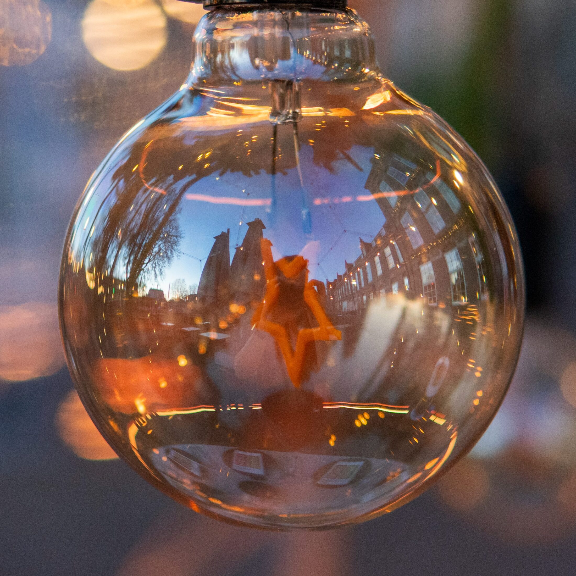 Lichtbol in de tuin van In de Kazerne, met de kazerne weerspiegeld in het glas.