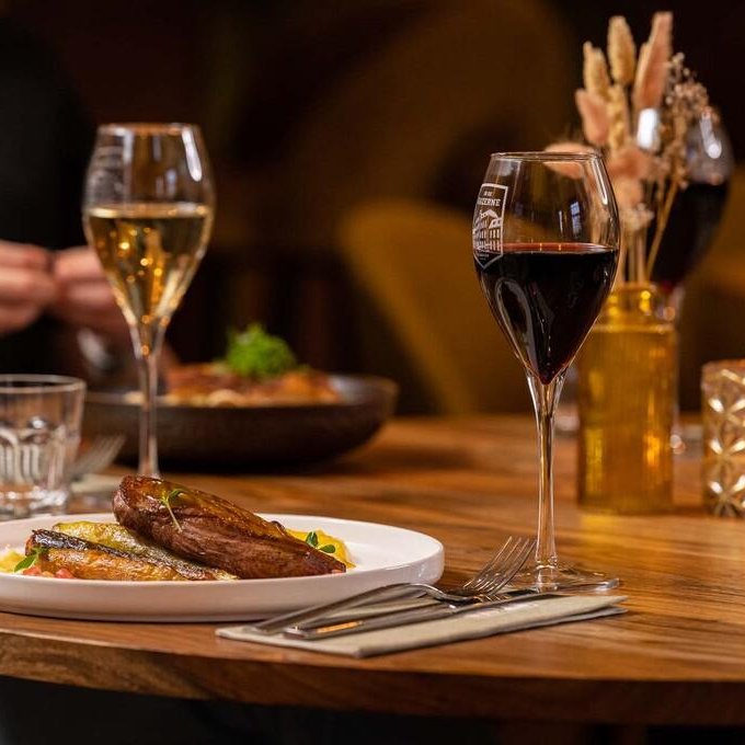 Diner met een glas wijn bij In de Kazerne in Nijmegen
