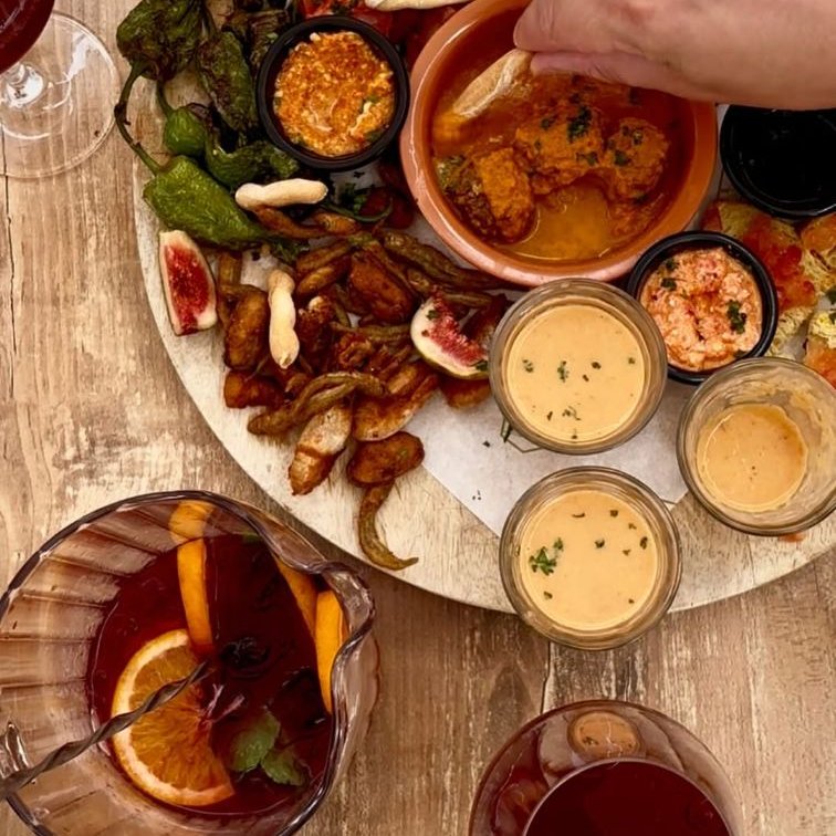Borrelplank met tapas en wijn bij In de Kazerne