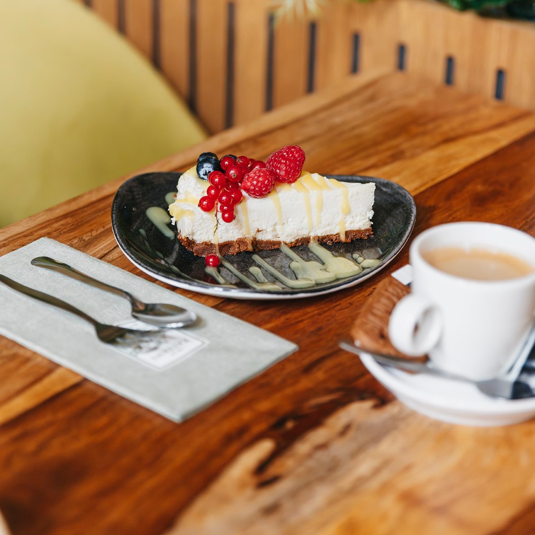 Koffie met cheesecake op tafel bij In de Kazerne in Nijmegen-Oost
