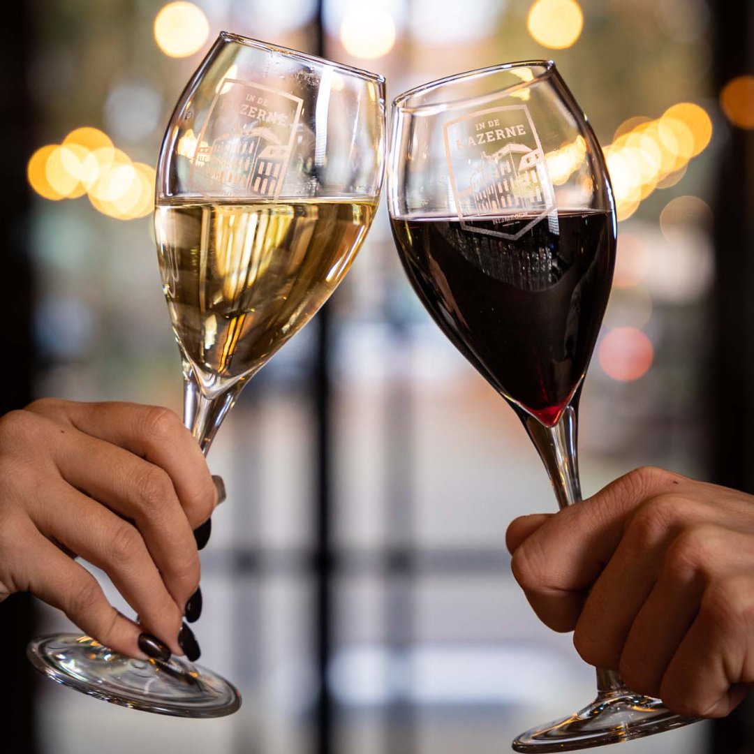 Proosten met een glas wijn in het restaurant van In de Kazerne
